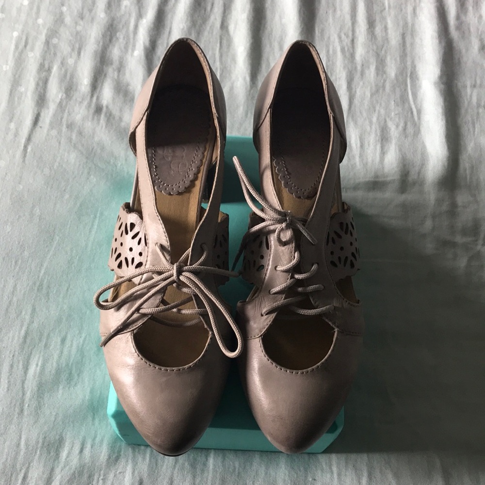 EUC Latigo Mary size 7